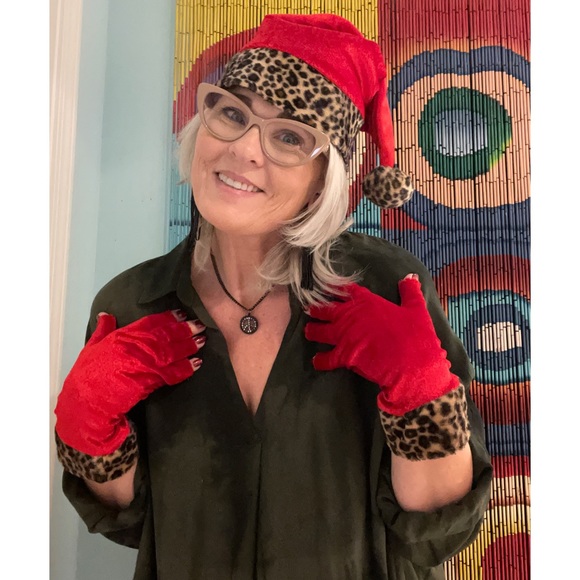 🤶🏽 Leopard / Cheetah Print Fur Trim Santa Hat & Gloves - Picture 3 of 7